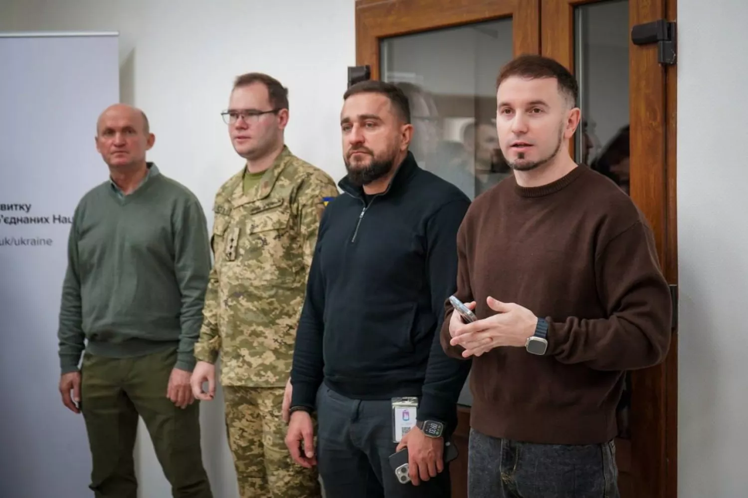 Сергій Коренєв зі старішою моделлю iPhone. Фото:  Facebook- сторінка Агенції розвитку Миколаєва