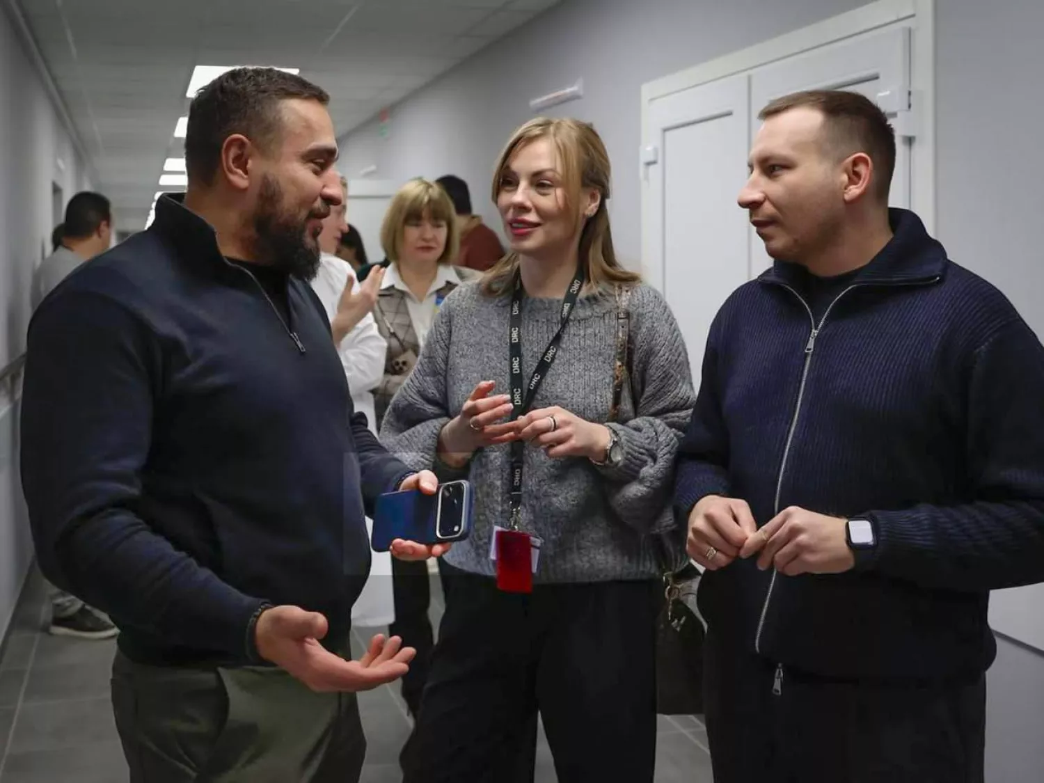 Сергій Коренєв з новою моделлю iPhone. Фото:  Facebook-сторінка Агенції розвитку Миколаєва