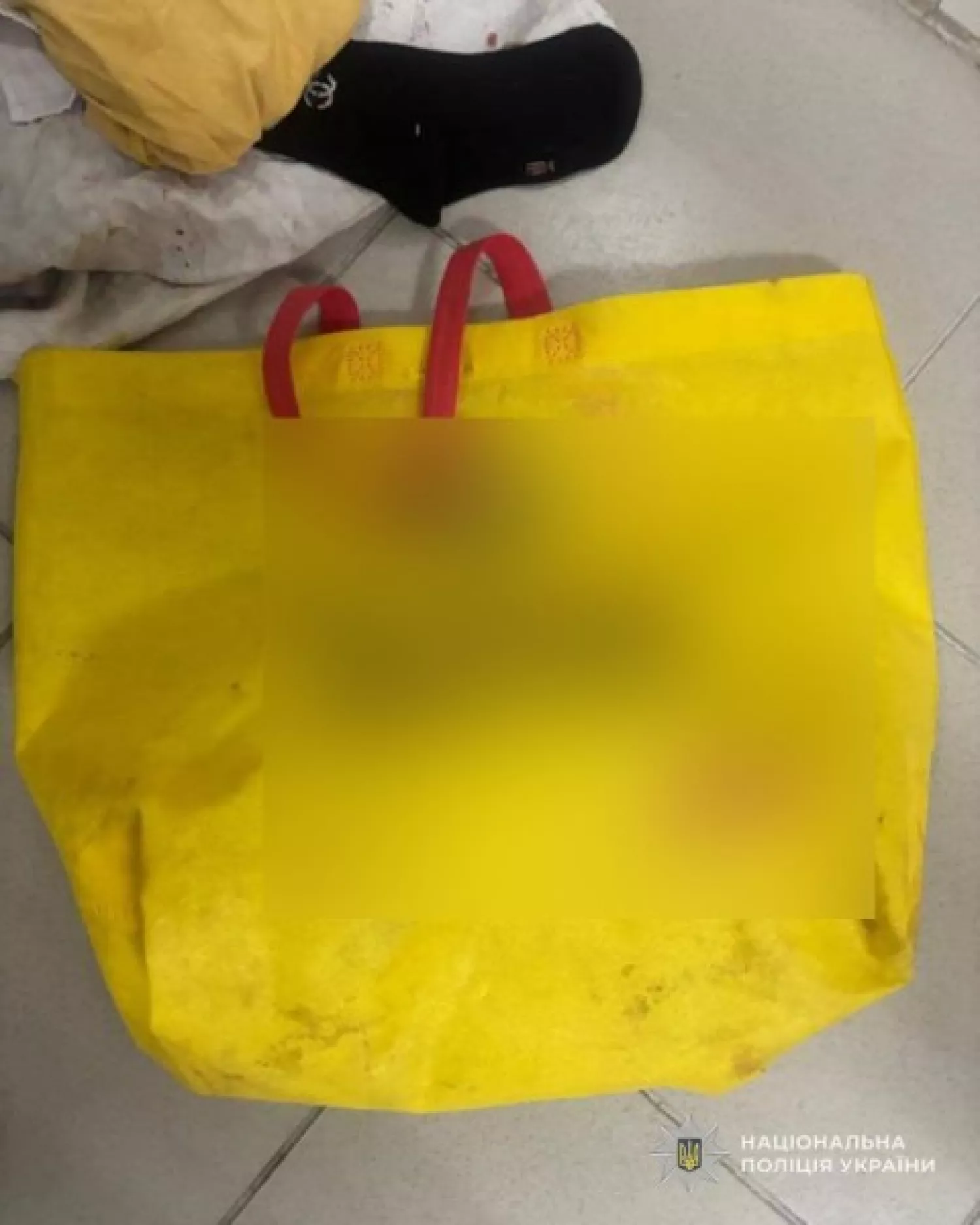 У Тернополі в під'їзді залишили немовля в пакеті. Фото: Нацполіція