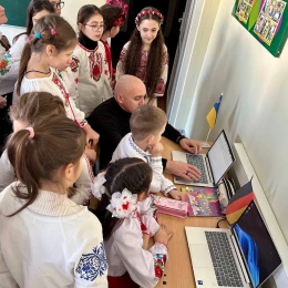 Школам Миколаєва передали 40 ноутбуків від міста-побратима Ганновера. Фото: Миколаївська міська рада