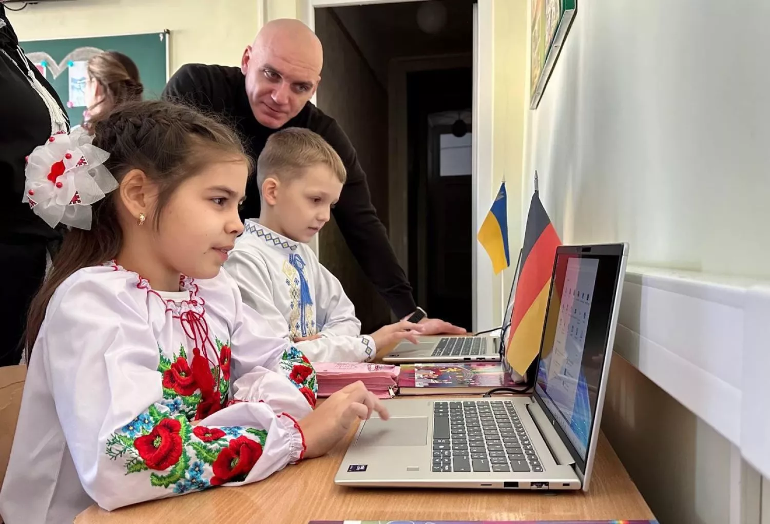 Школам Миколаєва передали 40 ноутбуків від міста-побратима Ганновера. Фото: Миколаївська міська рада