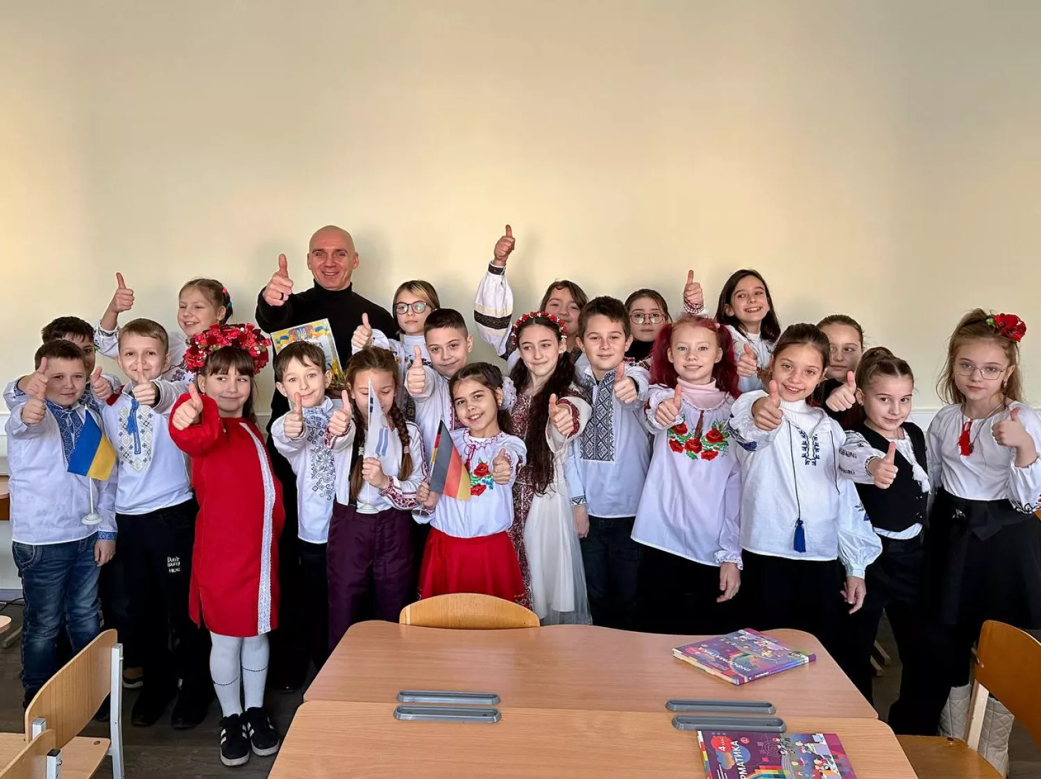 Школам Миколаєва передали 40 ноутбуків від міста-побратима Ганновера. Фото: Миколаївська міська рада