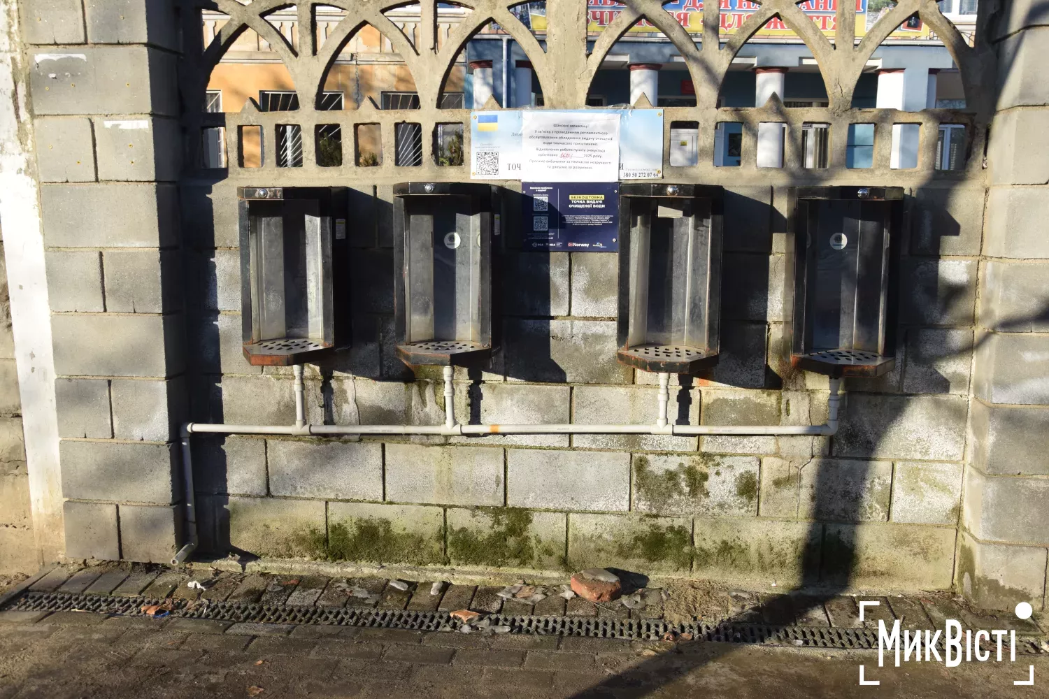 Один з пунктів безоплатної видачі питної води у Миколаєві, 19 січня. Фото: «МикВісті»