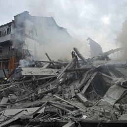 Російські війська завдали ракетного удару по Харкову, фото: ДСНС України