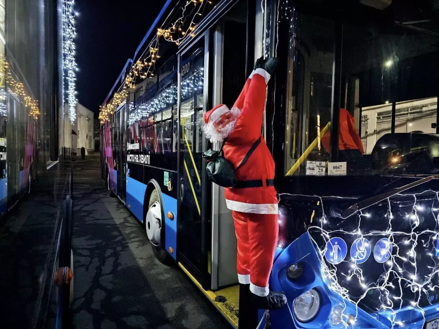 Святковий тролейбус, фото: комунального підприємства &laquo;Миколаївелектротранс&raquo;