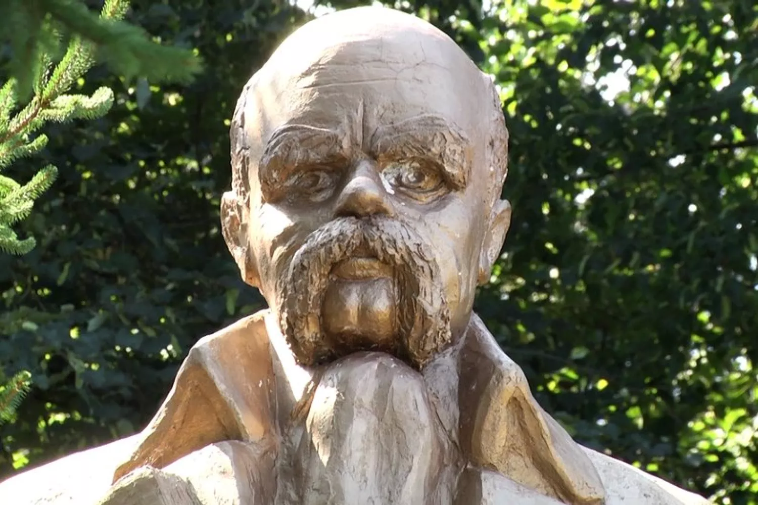 Перероблений пам'ятник: Шевченко, село Котлярка, Житомирщина, 2 липня 2024 року. Фото: Суспільне