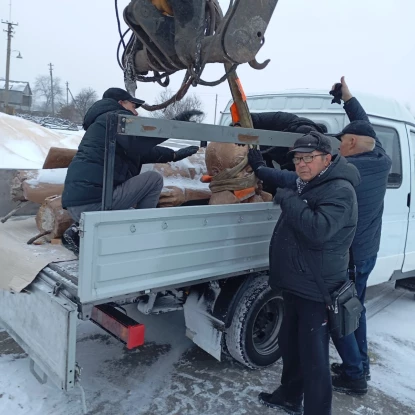 Комунальники вантажать перероблений пам'ятник. Фото: Житомирська ОДА