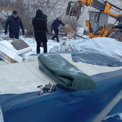 Комунальники вантажать перероблений пам'ятник. Фото: Житомирська ОДА