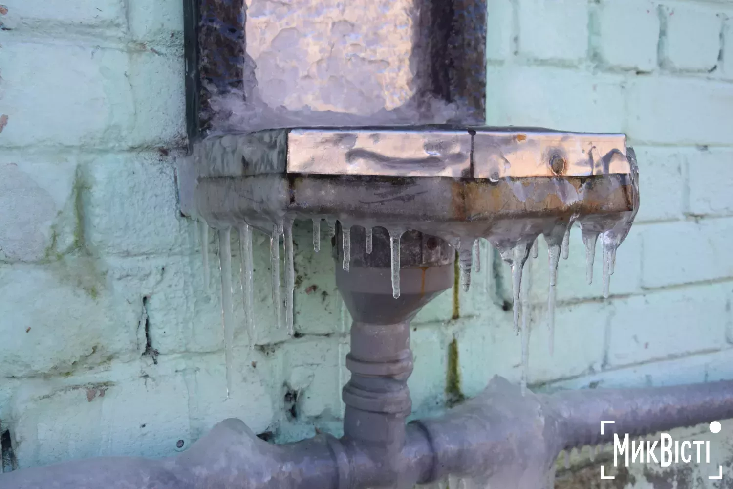 Замерзлі крани на одному з пунктів безоплатної видачі питної води у Миколаєві, 19 січня. Фото: МикВісті