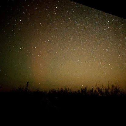 Увечері над Миколаївщиною спостерігали північне сяйво. Фото: Мар’яна Лебедєва