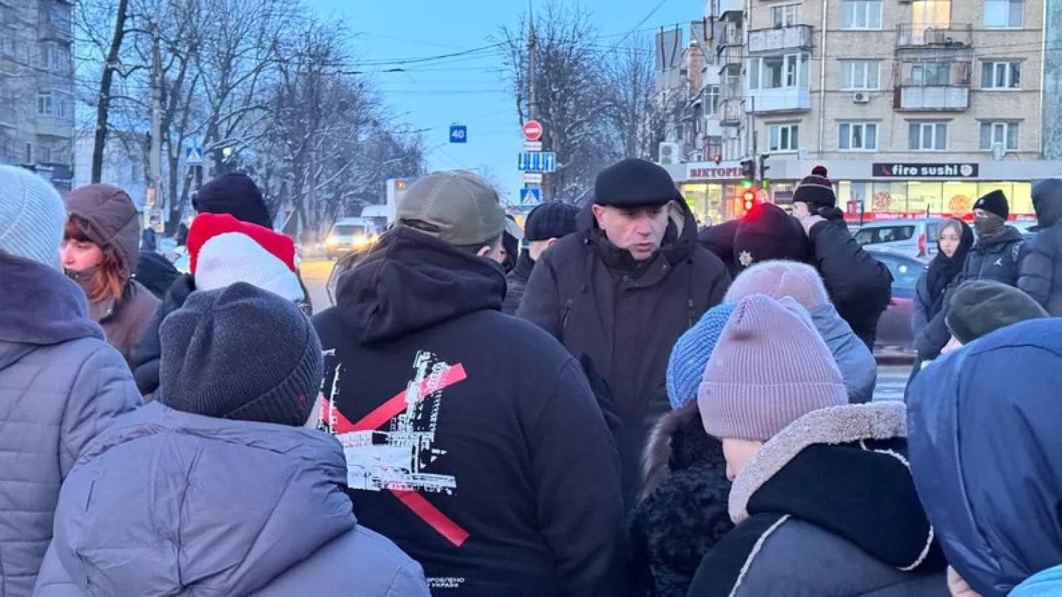 У Хмельницькому люди вийшли на протест через тривалі відключення електроенергії. Фото: Суспільне. Хмельницький