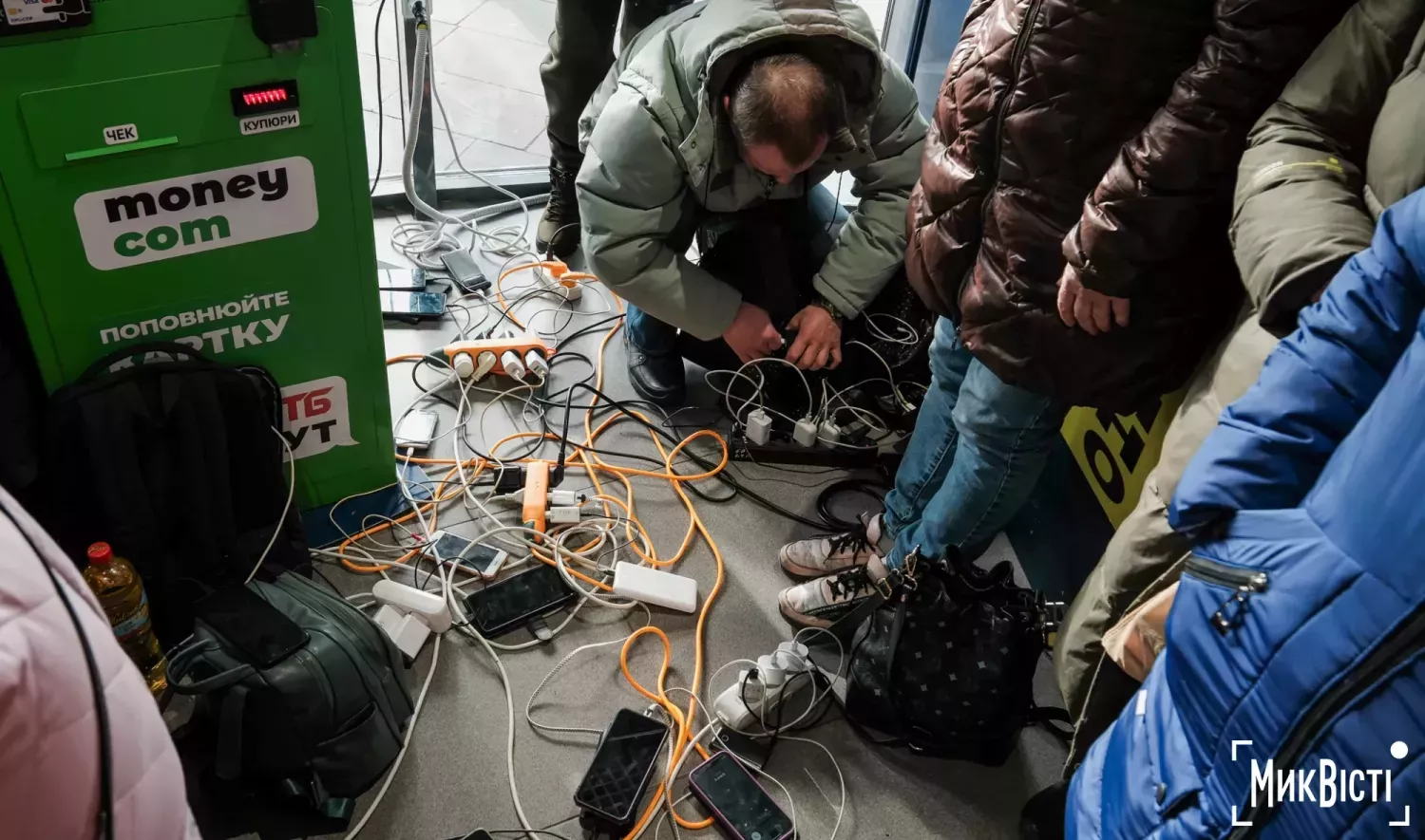 Миколаївці під час блекауту, 29 листопада 2024 року, заряджають техніку в супермаркетах, магазинах та на пошті. Фото: МикВісті