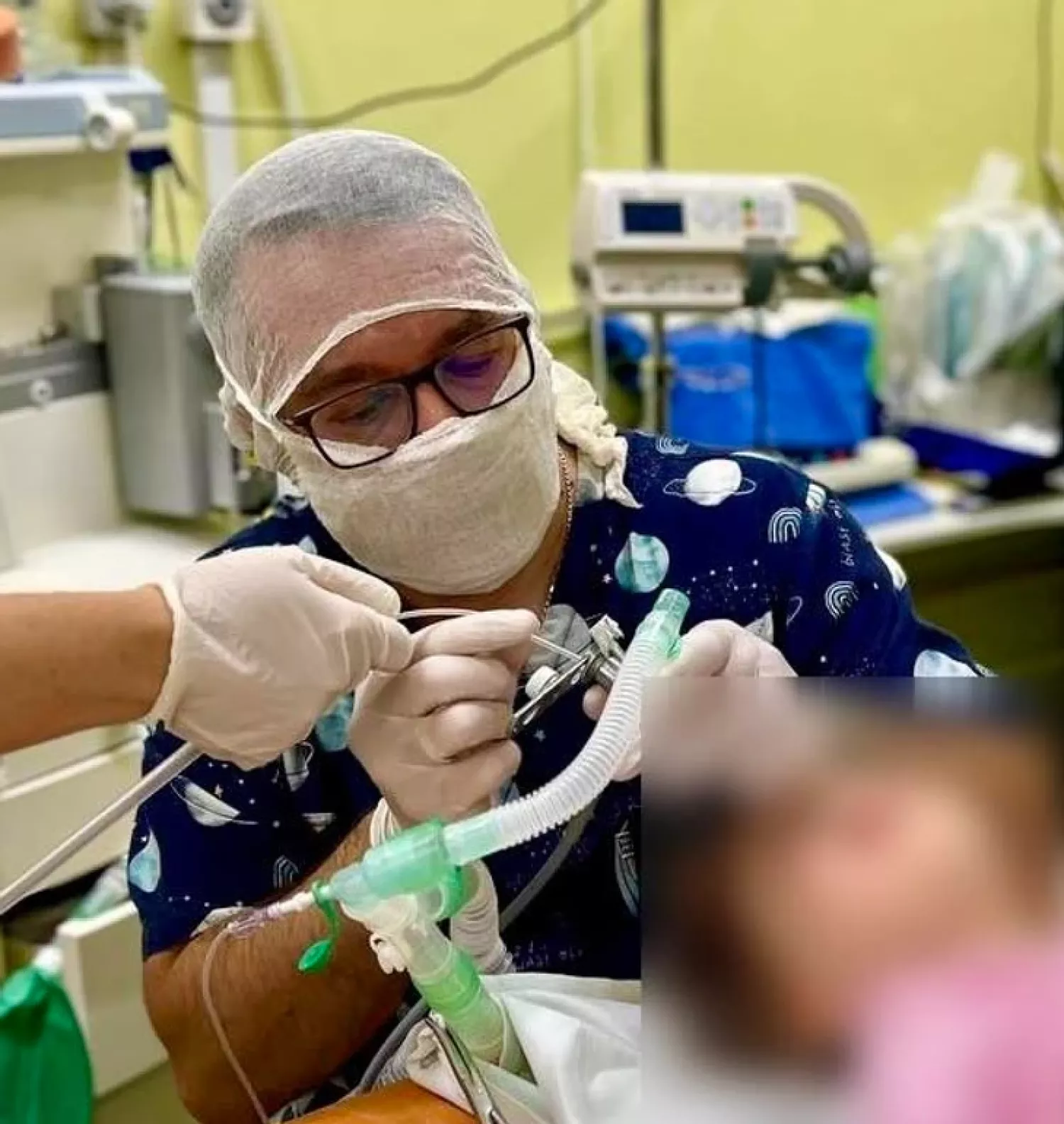 У Львові лікарі врятували немовля, яке ледь не задихнулося гілкою ялинки. Фото: Центр дитячої медицини. Лікарня Охматдит/Facebook