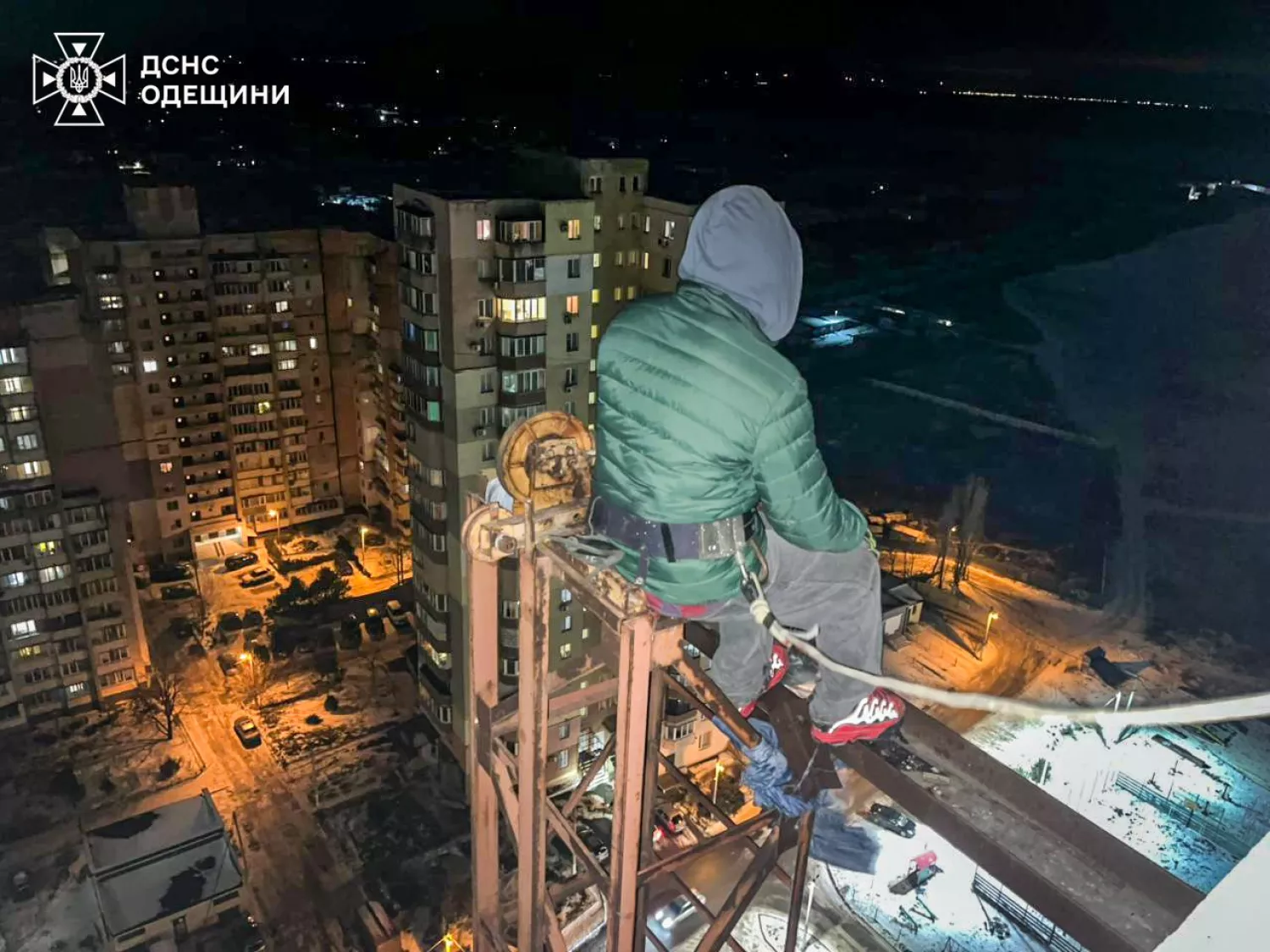 Чорноморські вогнеборці провели висотну операцію з порятунку людини. Фото: ДСНС Одещини