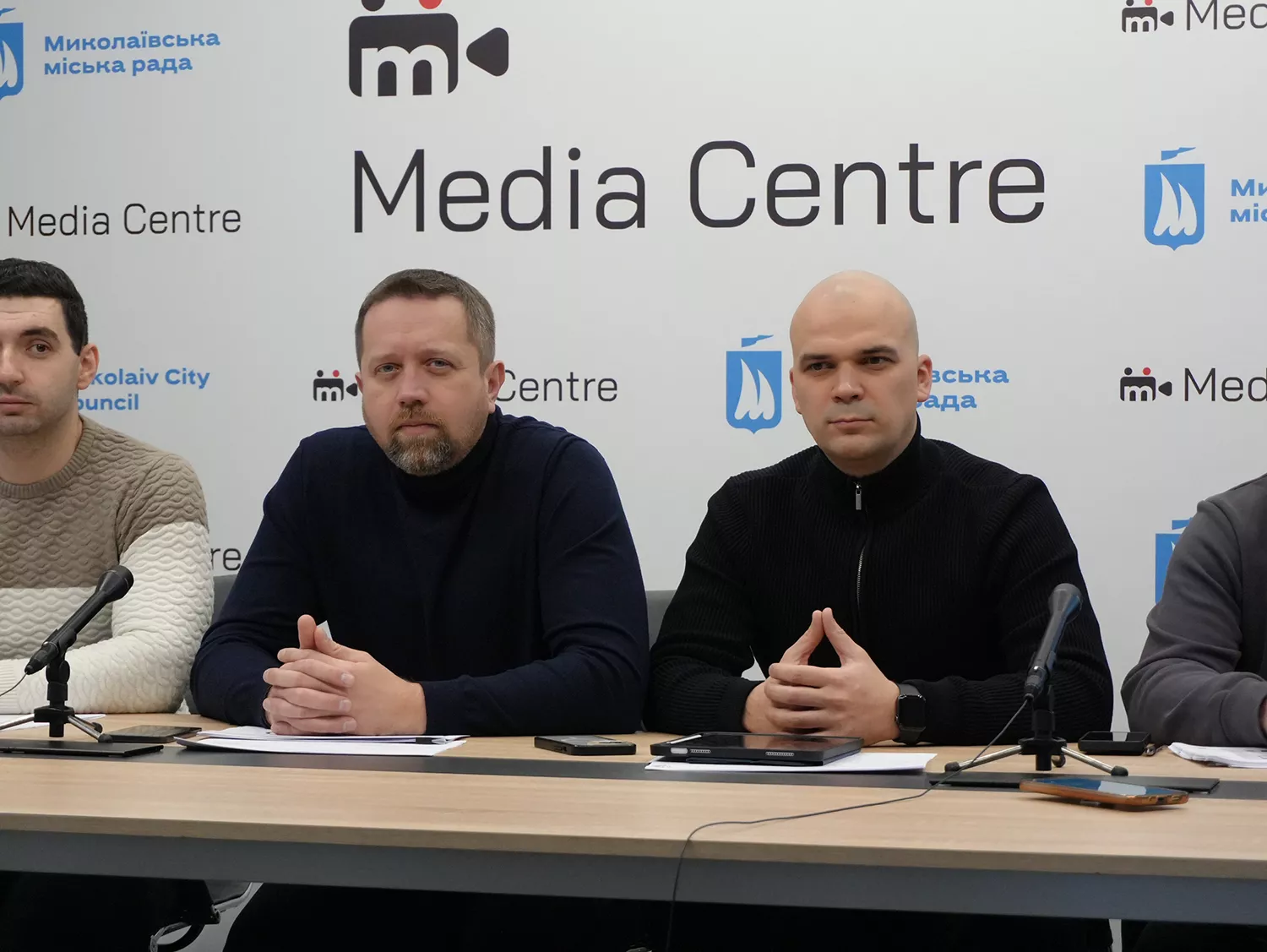 Директор Департаменту житлово-комунального господарства Дмитро Бездольний (ліворуч) та  заступник директора ДЖКГ Ігор Набатов (праворуч), фото: МикВісті