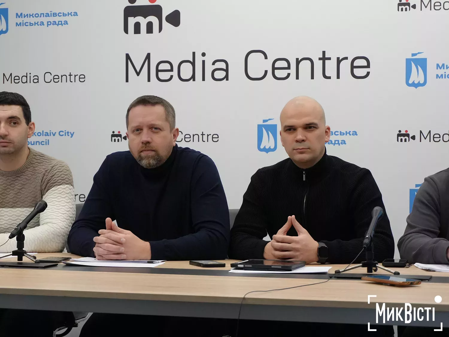 Директор Департаменту житлово-комунального господарства Дмитро Бездольний (ліворуч) та  заступник директора ДЖКГ Ігор Набатов (праворуч), фото: NikVesti