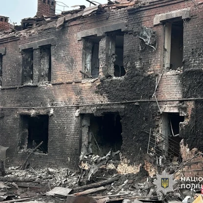 Поліціянт надає допомогу людям у Кривому Розі, 22 січня 2026 року Нацполіція