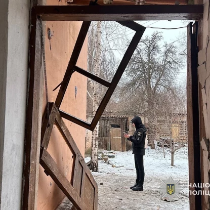 Поліціянт надає допомогу людям у Кривому Розі, 22 січня 2026 року Нацполіція