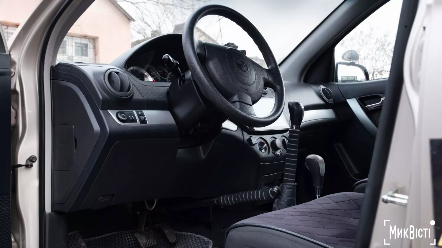 Переобладнані автомобілі з ручним керуванням. Фото: НикВести