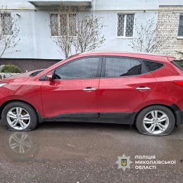 У Миколаєві 60-річного чоловіка можуть ув'язнити до 5 років за проколоті шини. Фото: поліція Миколаївської області