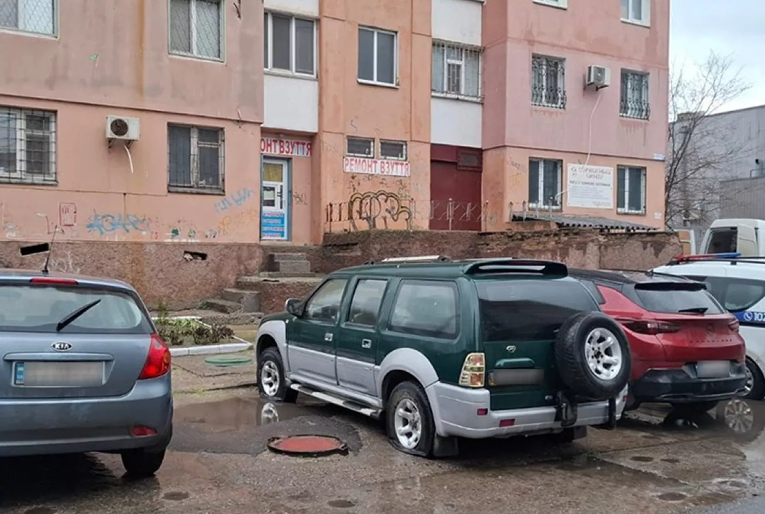 У Миколаєві 60-річного чоловіка можуть ув'язнити до 5 років за проколоті шини. Фото: поліція Миколаївської області