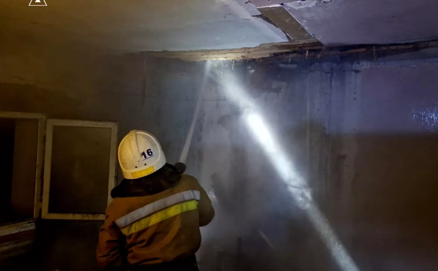 У Миколаєві під час пожежі в п’ятиповерхівці загинула жінка. Фото: ДСНС Миколаївської області