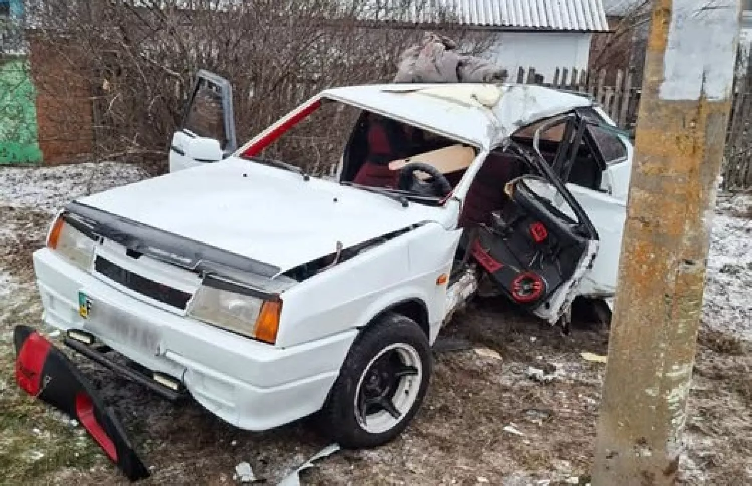 У Вознесенську водійка загинула, врізавшись у стовп. Фото: Поліція Миколаївщини