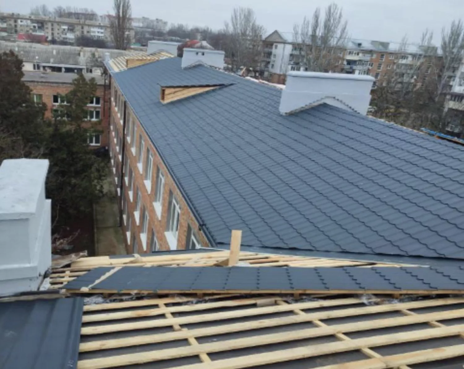 Покрівля миколаївської гімназії №10, скриншот з презентації Управління капбудівництва