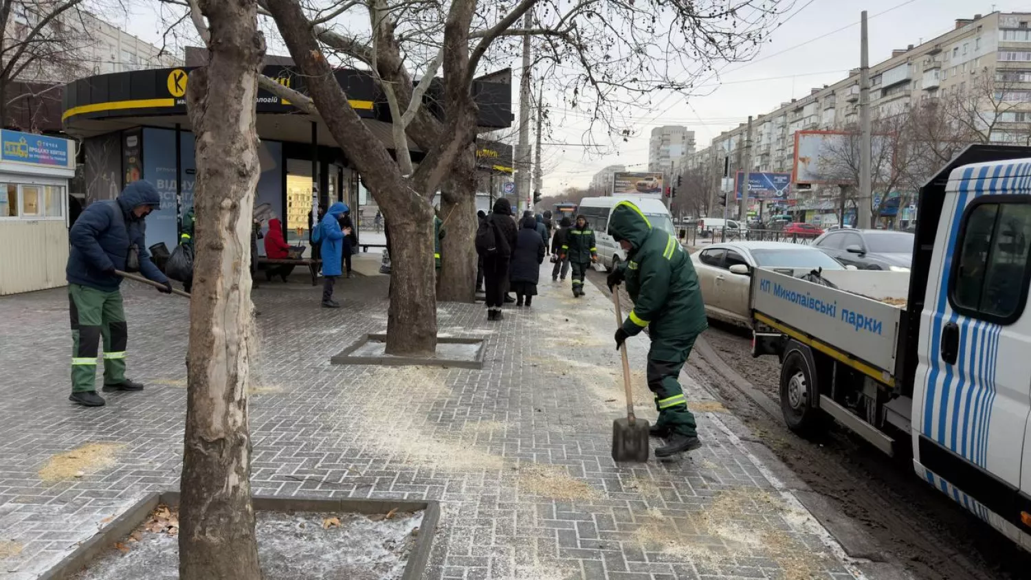 КП «Миколаївські Парки» зранку висипали майже 23 тонни протиожеледної суміші. Фото: КП «Миколаївські Парки»
