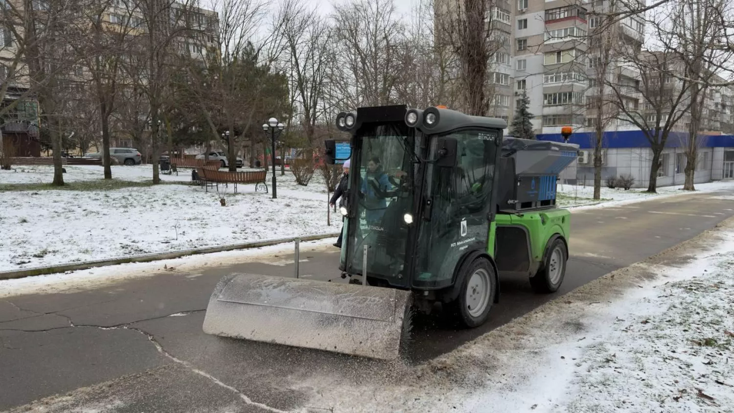 КП «Миколаївські Парки» зранку висипали майже 23 тонни протиожеледної суміші. Фото: КП «Миколаївські Парки»