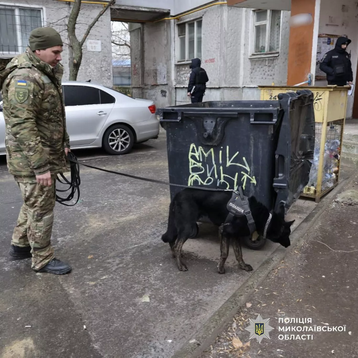 У Миколаєві в сміттєвому контейнері знайшли немовля. Фото: Нацполіція