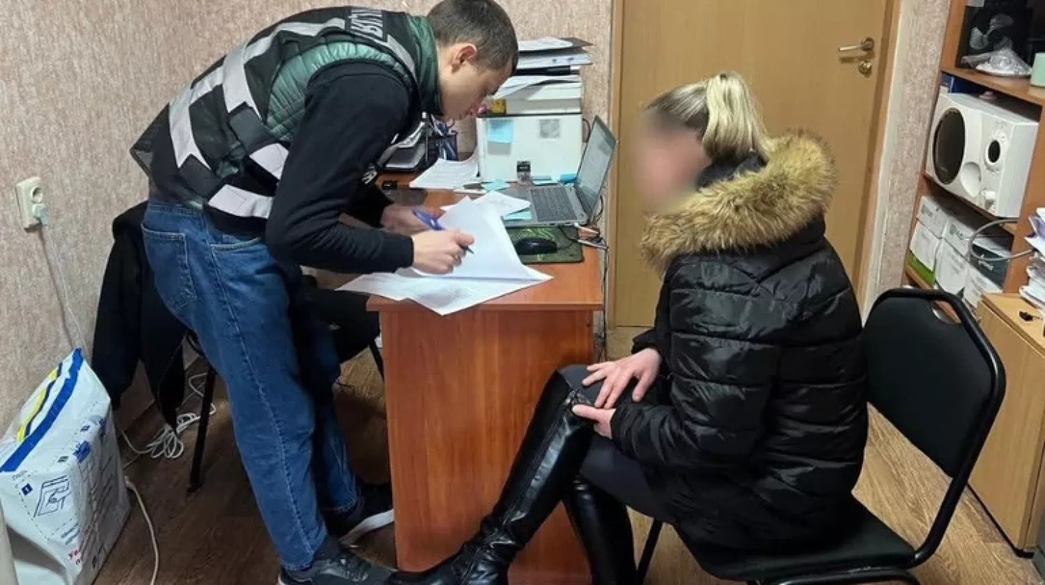 У Києві матері повідомили підозру у катуванні свого 9-річного сина. Фото: Київська міська прокуратура