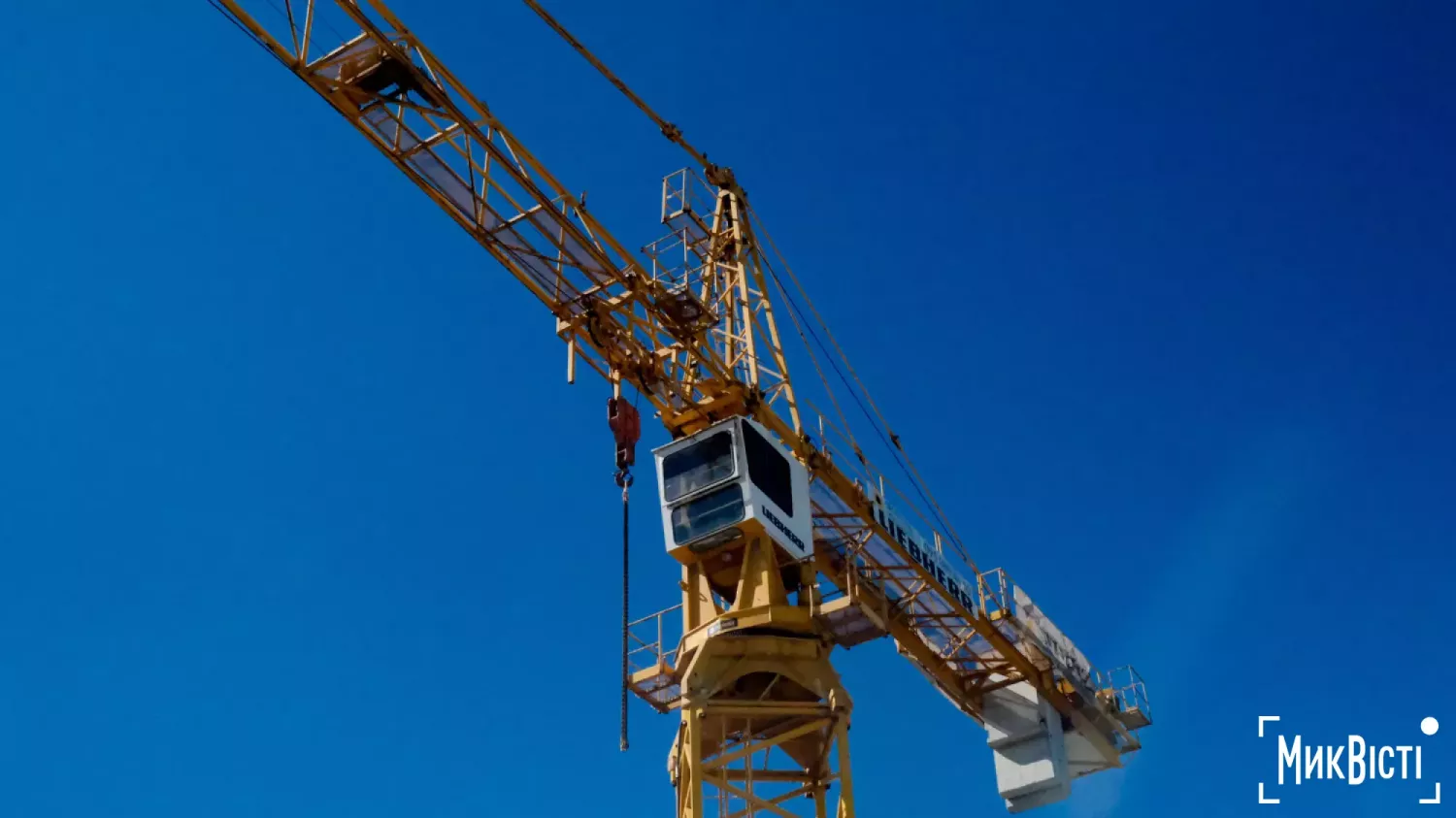 Будівельний кран на території ліцею №60 у Варварівці, вересень 2025 року, фото «МикВісті»