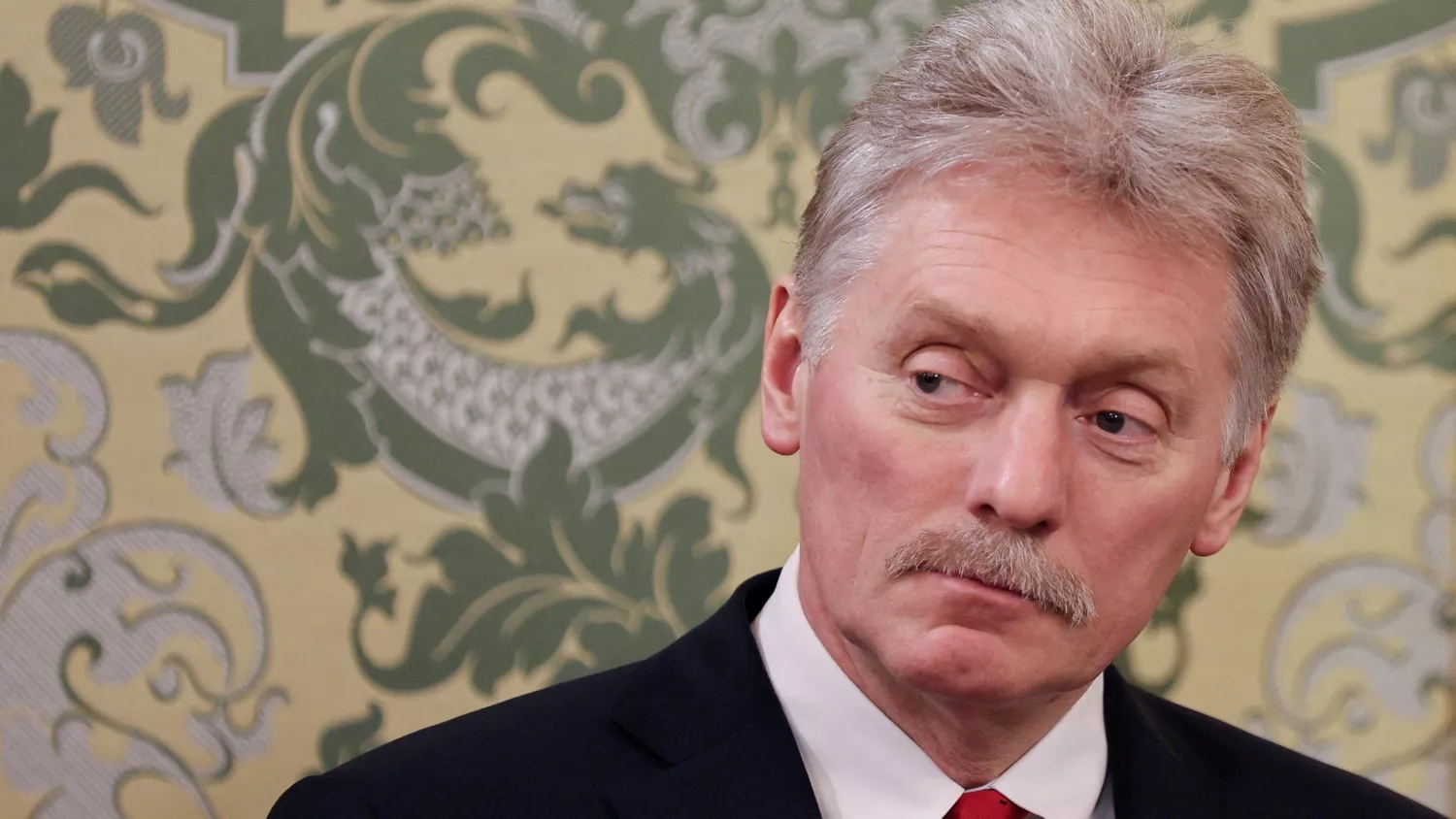 Дмитро Пєсков прокоментував переговори України, США і Росії в Абу-Дабі. Фото: Reuters, Yuri Kochetkov