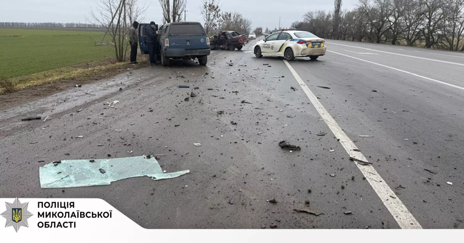 На трасі в Миколаївській області зіткнулися Mitsubishi та ВАЗ. Фото: поліція Миколаївщини