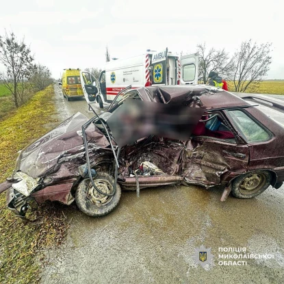 На трасі в Миколаївській області зіткнулися Mitsubishi та ВАЗ. Фото: поліція Миколаївщини