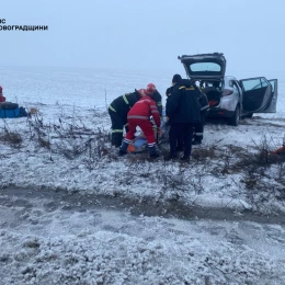 Рятувальники ДСНС дістають з пошкодженої машини постраждалих. Фото: ДСНС Кіровоградщини
