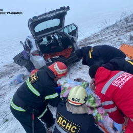 Рятувальники ДСНС дістають з пошкодженої машини постраждалих. Фото: ДСНС Кіровоградщини