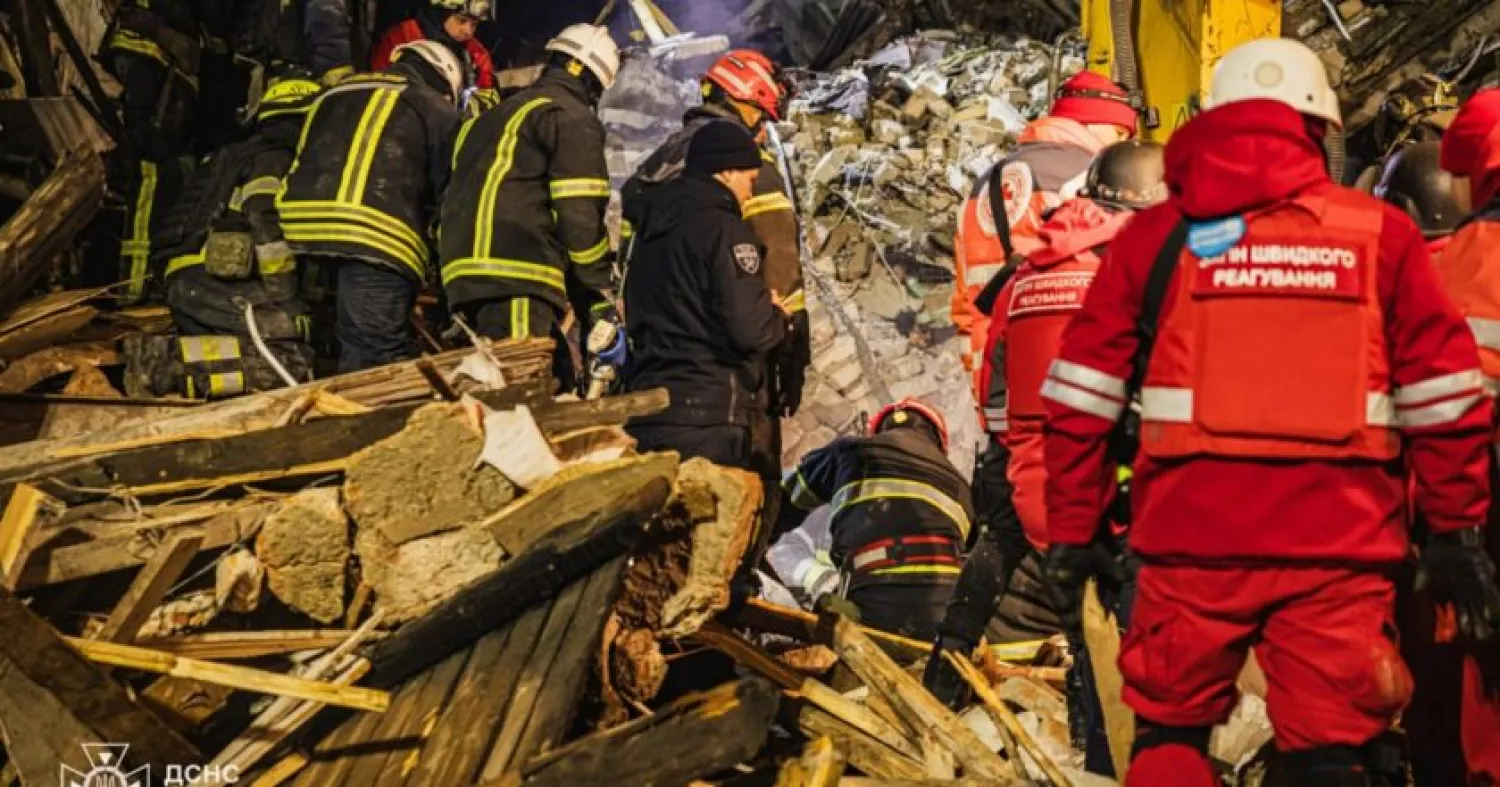 З-під завалів багатоповерхівки у Харкові дістали тіла жінки та дитини. Фото: ДСНС