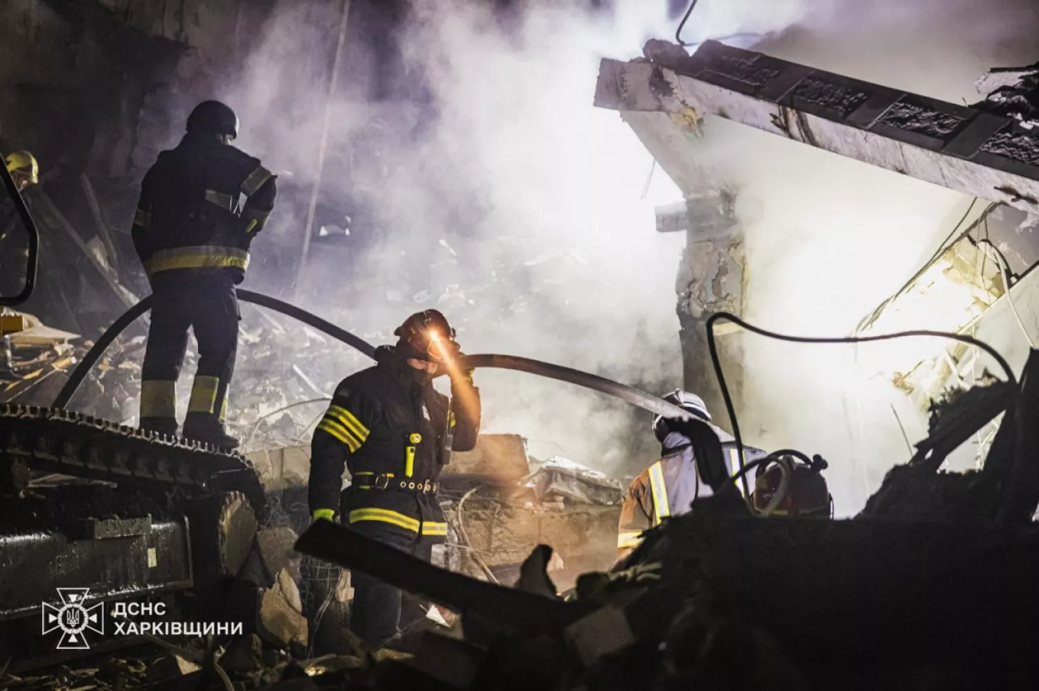 З-під завалів багатоповерхівки у Харкові дістали тіла жінки та дитини. Фото: ДСНС