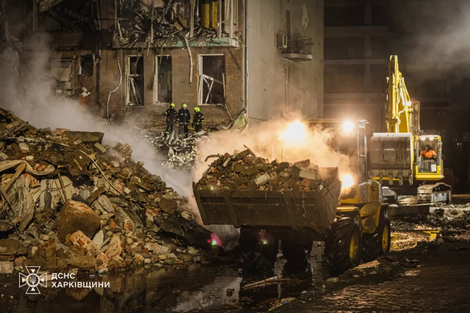 З-під завалів багатоповерхівки у Харкові дістали тіла жінки та дитини. Фото: ДСНС