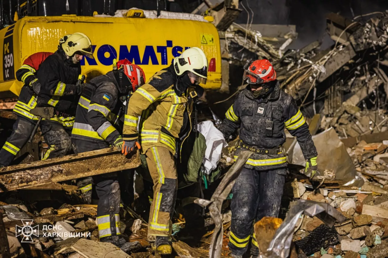 З-під завалів багатоповерхівки у Харкові дістали тіла жінки та дитини. Фото: ДСНС