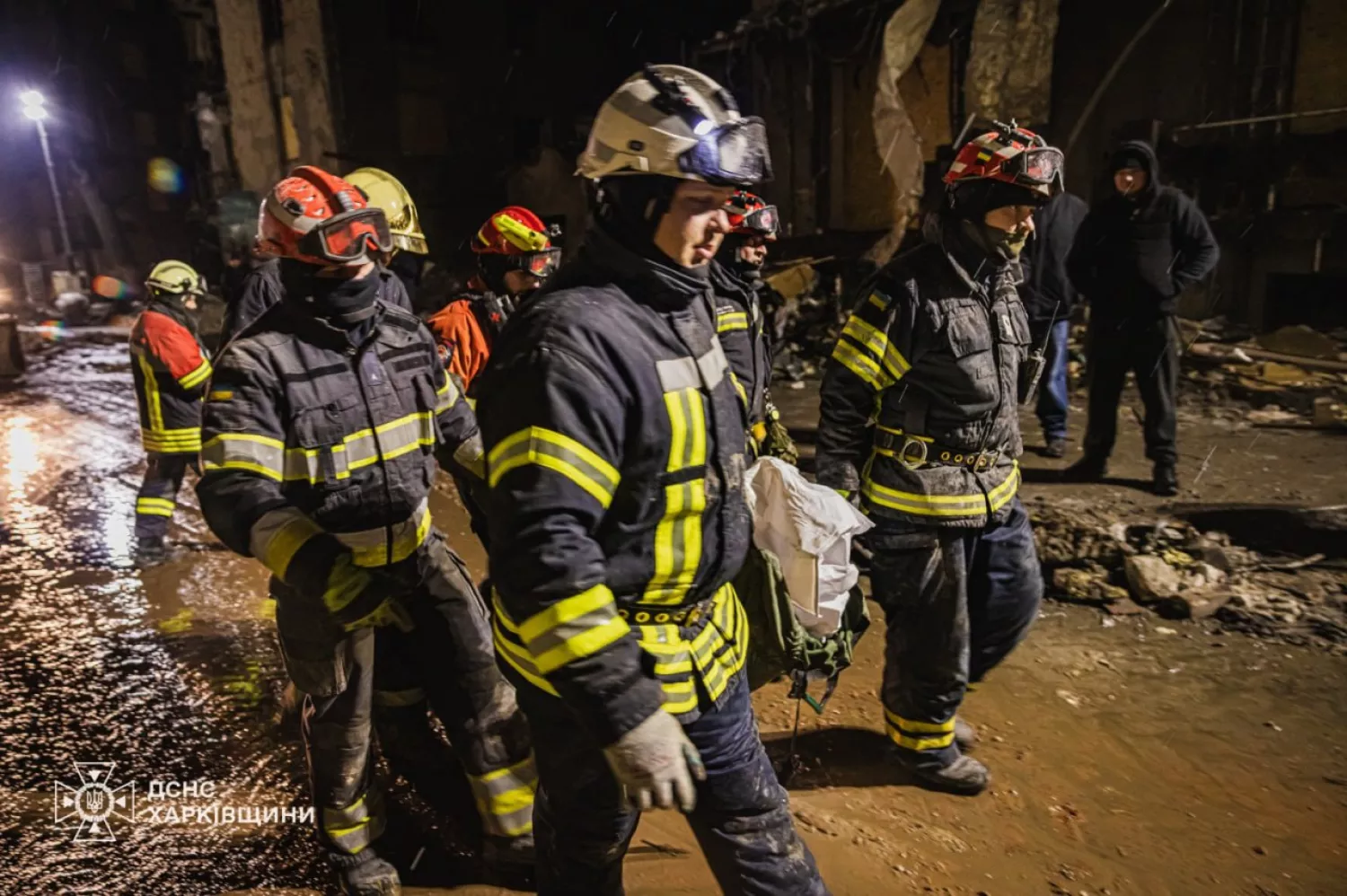 З-під завалів багатоповерхівки у Харкові дістали тіла жінки та дитини. Фото: ДСНС