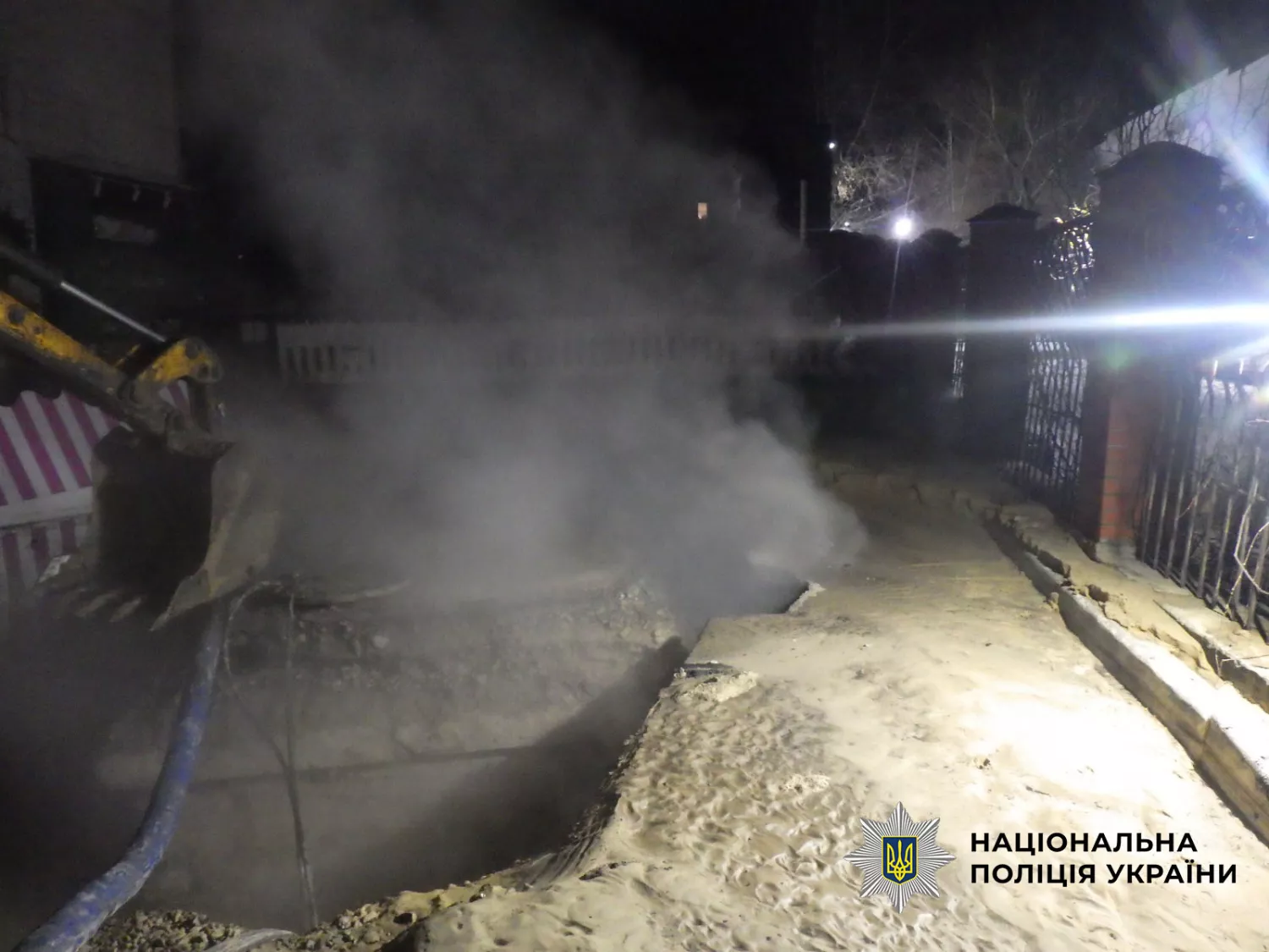 У Києві дівчина впала в яму з окропом і отримала 73% опіків тіла. Фото: Нацполіція