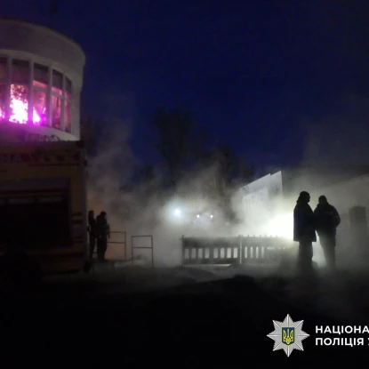 У Києві дівчина впала в яму з окропом і отримала 73% опіків тіла. Фото: Нацполіція