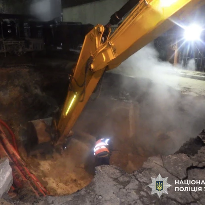 У Києві дівчина впала в яму з окропом і отримала 73% опіків тіла. Фото: Нацполіція