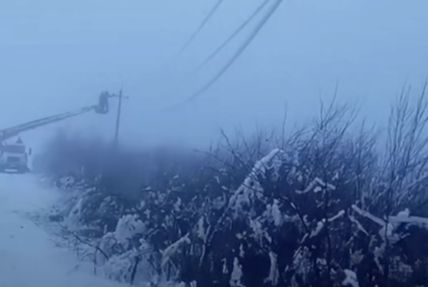 На Одещині електропроводи покрились льодом. Фото: ДТЕК
