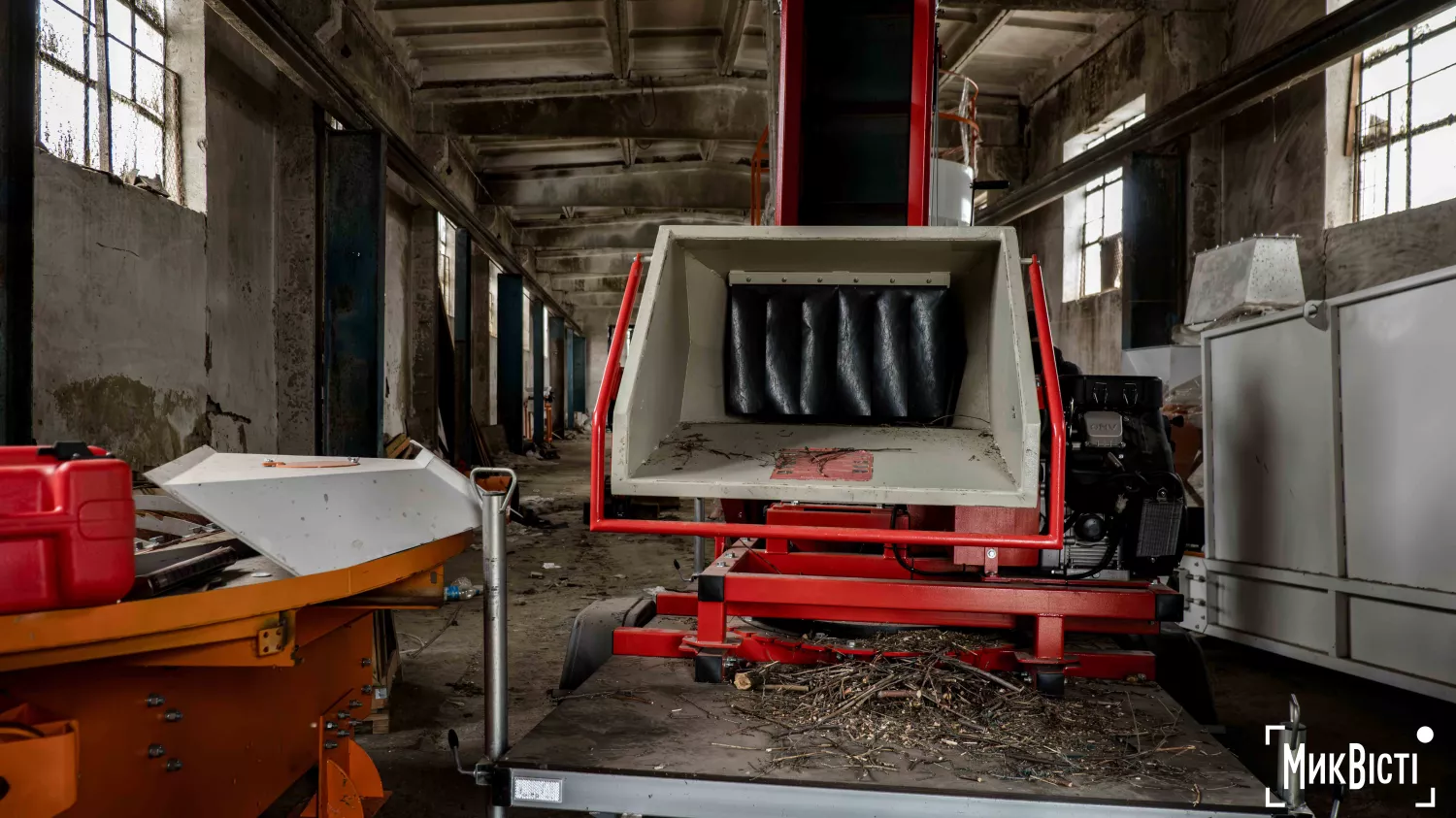 Техніка, яка буде використовуватись для виготовлення твердого палива для громади. Фото: НикВести