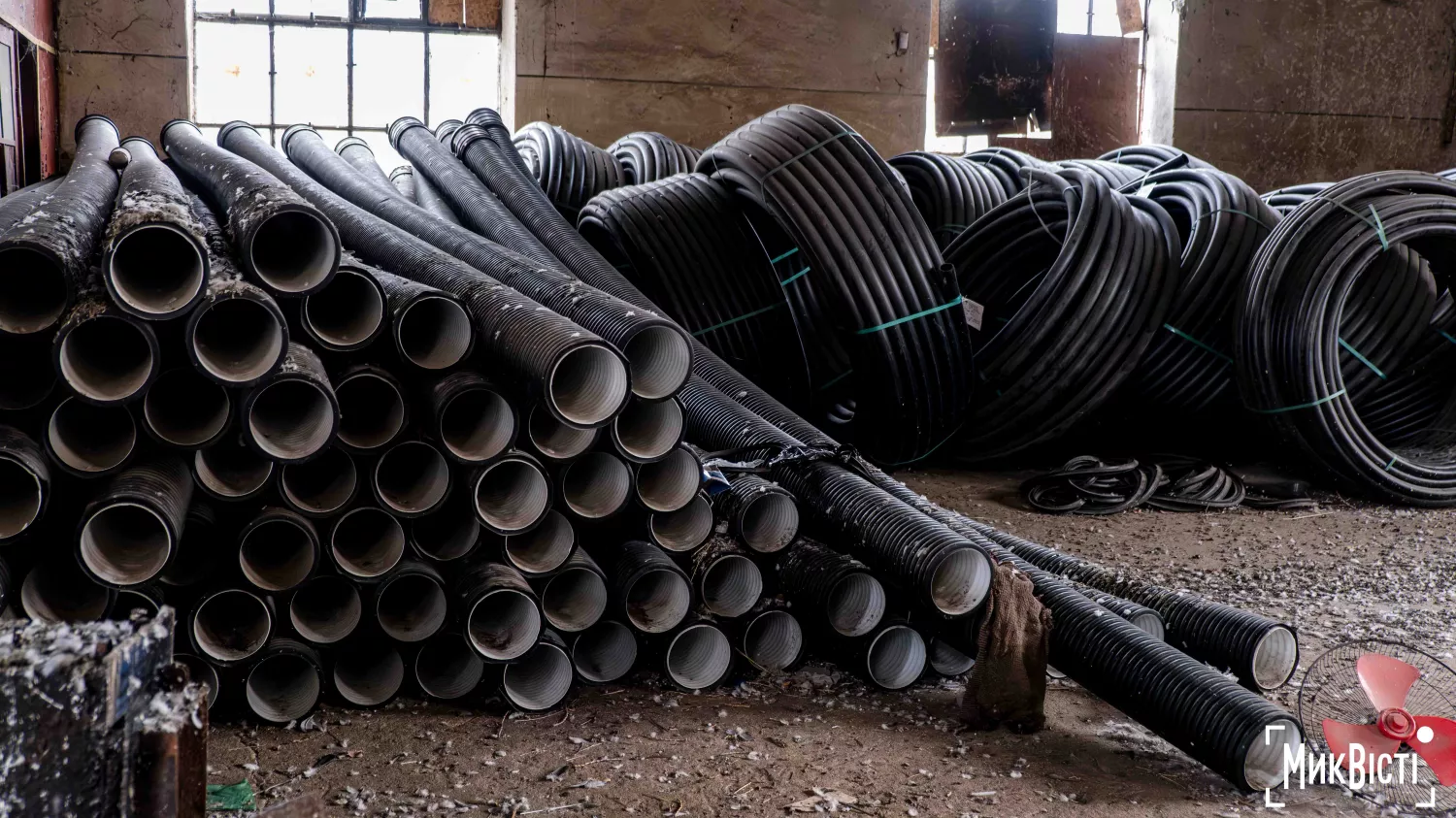 Труби, які використовуватимуть для будівництва водогону в Доманівці. Фото: МикВісі