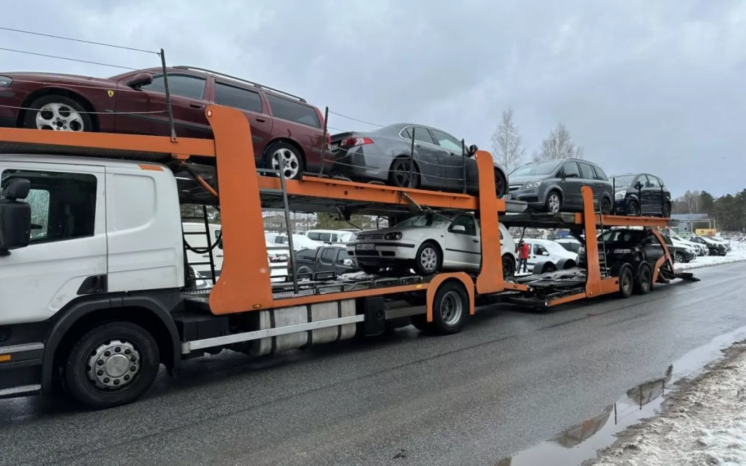 Конфісковані авто. Фото: DELFI